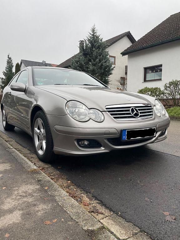Grau Gebraucht 2006 Mercedes C180 Coupé | 5.600 € (Fairer Preis) - Bild 1/4