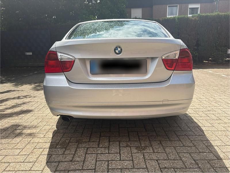 Gebraucht BMW 318 129 PS (94 kW) 2006 Silber Limousine