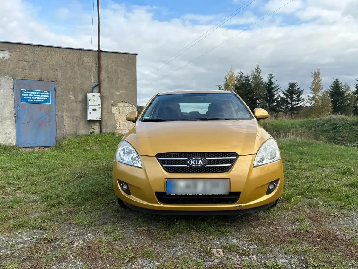 Second-hand Kia Ceed 109 CP (80 kW) 2007 Galben Hatchback