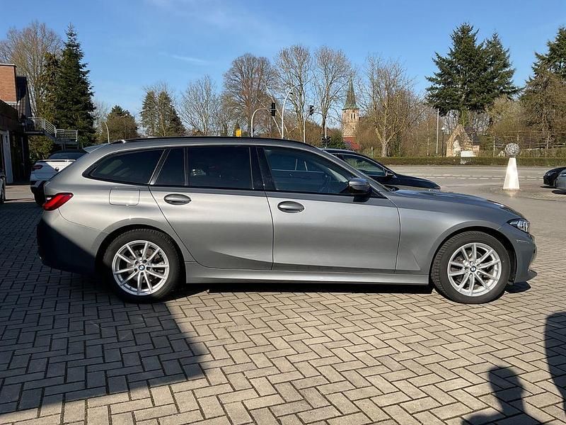Gebraucht BMW 320 190 PS (139 kW) 2023 Grau Kombi