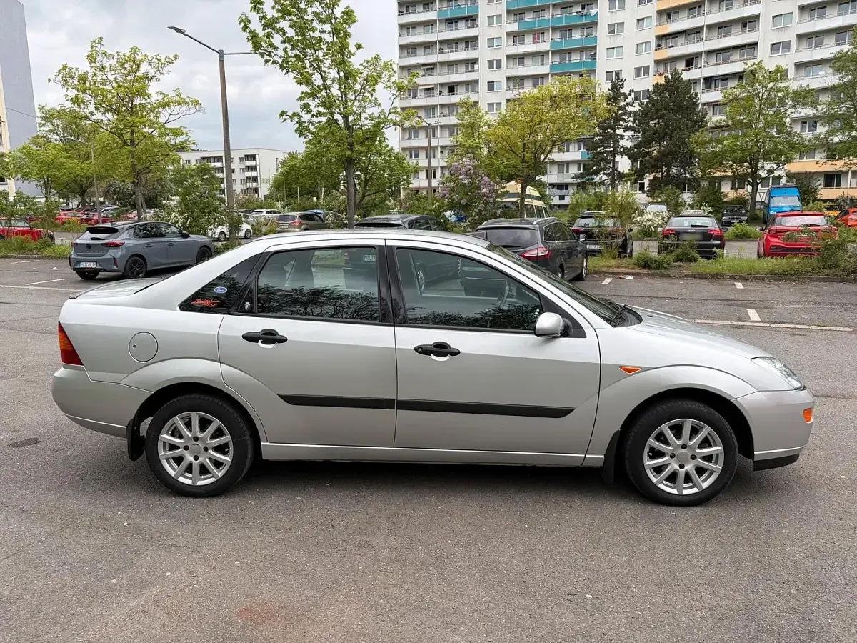 Gebraucht Ford Focus 115 PS (84 kW) 2001 Silber Limousine