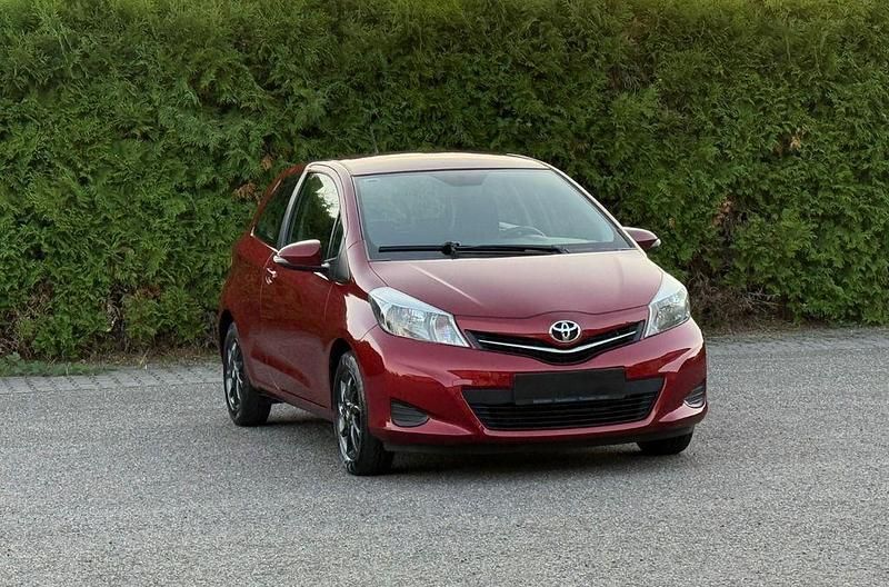 Rot Gebraucht 2011 Toyota Yaris Life Kleinwagen | 4.999 € (Fairer Preis) - Bild 1/4