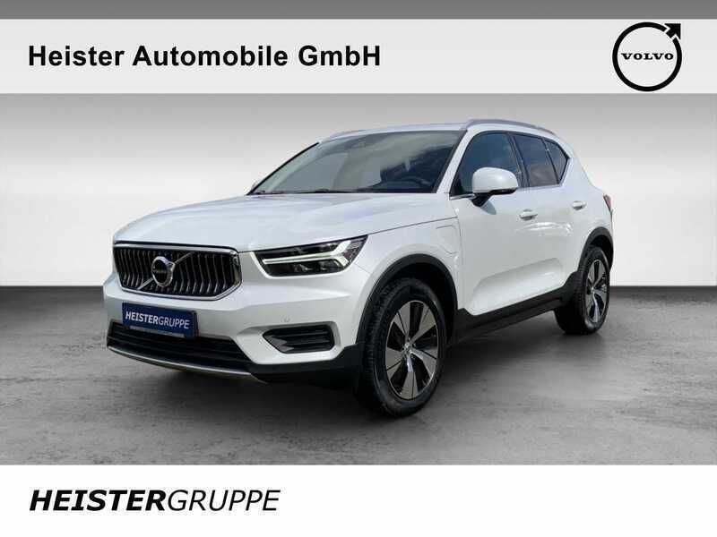 Weiß (crystal white metallic) Gebraucht 2021 Volvo XC40 Inscription SUV | 26.990 € (Guter Preis) - Bild 1/4
