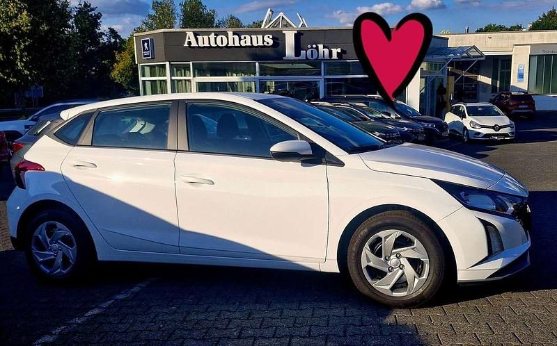 Weiß Neu 2025 Hyundai i20 Comfort Limousine | 18.992 € (Superpreis) - Bild 1/4
