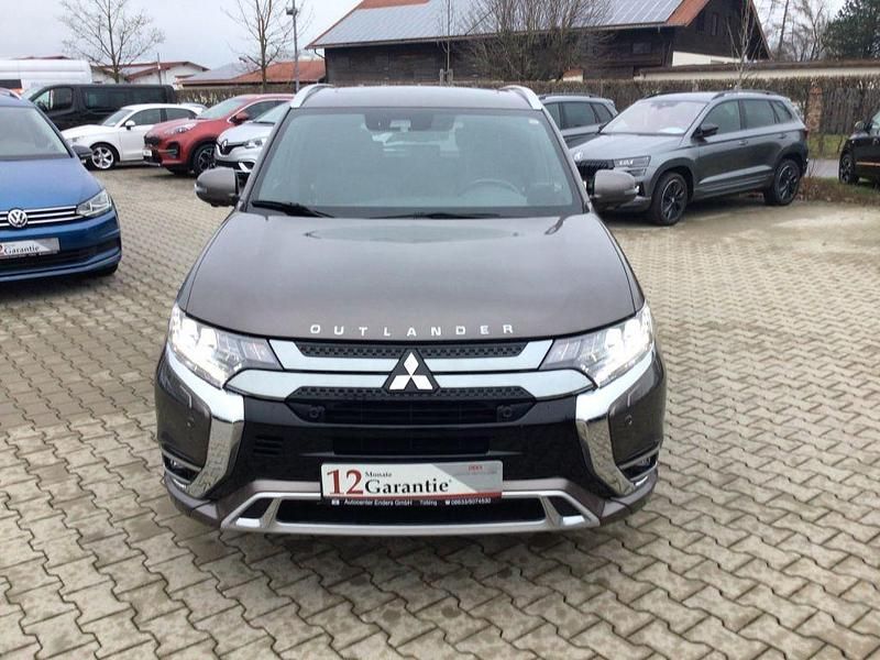 Braun Gebraucht 2018 Mitsubishi Outlander P-HEV SUV | 22.990 € (Teuer) - Bild 1/4