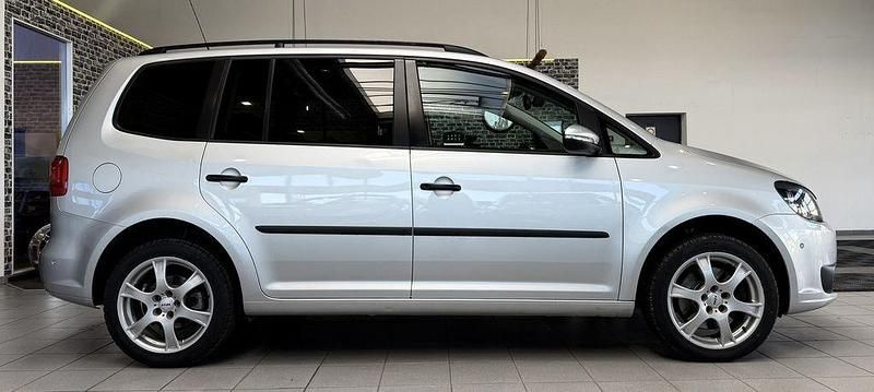 Gebraucht VW Touran Trendline 140 PS (102 kW) 2014 Reflexsilber Van / Kleinbus