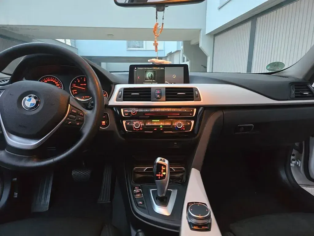 Gebraucht BMW 320 Efficient Dynamics 190 PS (139 kW) 2018 Weiß Limousine