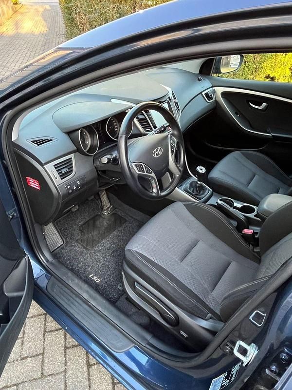 Gebraucht Hyundai i30 101 PS (74 kW) 2016 Blau Limousine