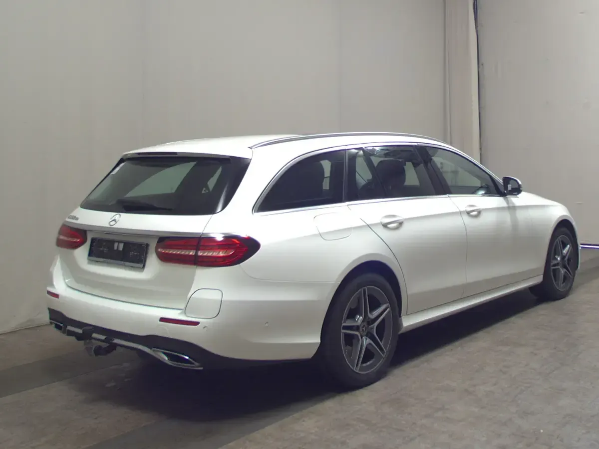 Second-hand Mercedes E300 AMG line 306 CP (225 kW) 2022 Alb Break