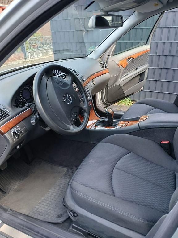 Gebraucht Mercedes E240 Classic 177 PS (130 kW) 2002 Silber Limousine