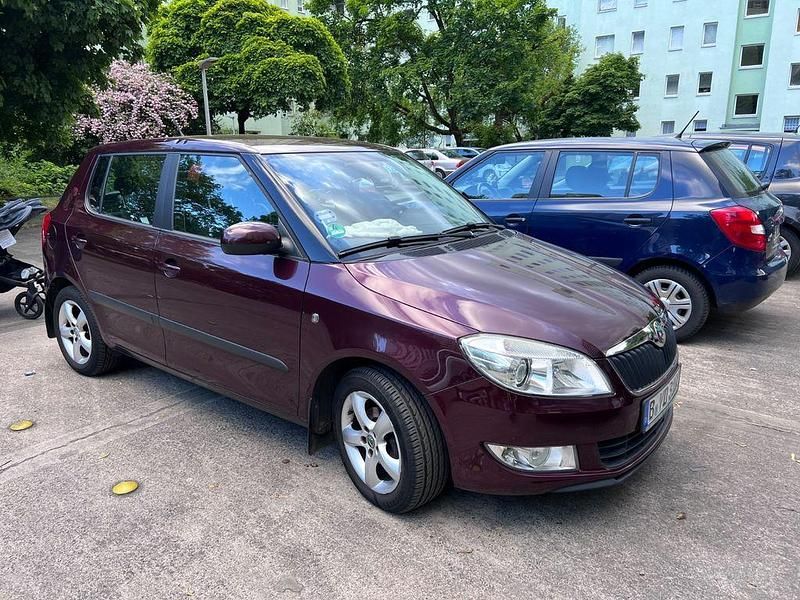 Violett Gebraucht 2010 Skoda Fabia Style Limousine | 4.444 € (Fairer Preis) - Bild 1/4