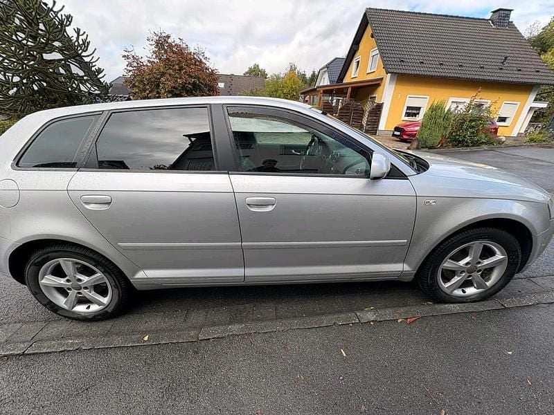 Grau Gebraucht 2007 Audi A3 Sportback Comfort Kleinwagen | 3.600 € - Bild 1/4