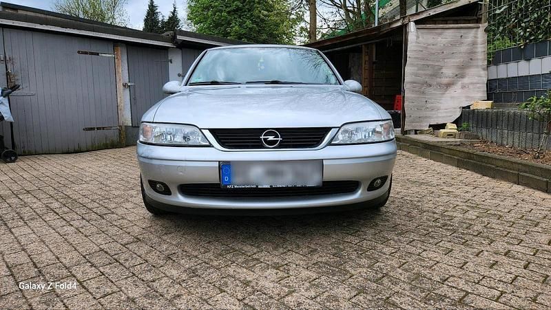 Silber Gebraucht 2001 Opel Vectra Limousine | 1.900 € (Fairer Preis) - Bild 1/4
