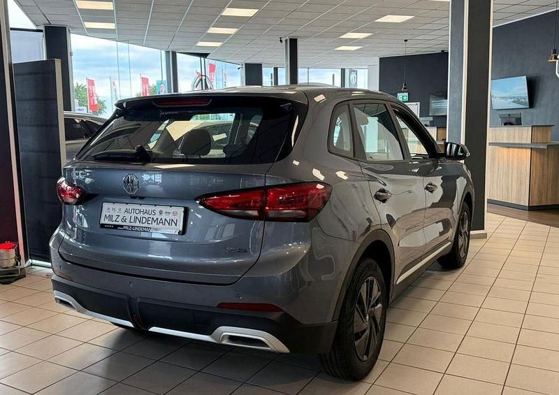 Neu MG ZS 116 PS (85 kW) 2025 Grau Limousine