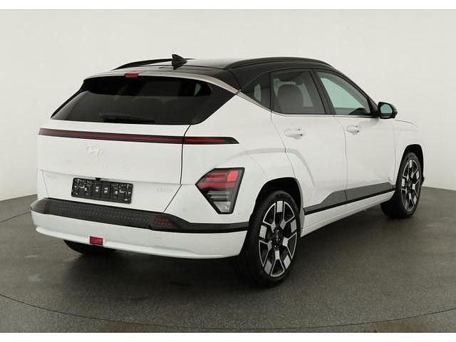 Serenity white metallic/ dach schwarz Gebraucht 2024 Hyundai Kona Prime SUV | 32.995 € (Fairer Preis) - Bild 1/2