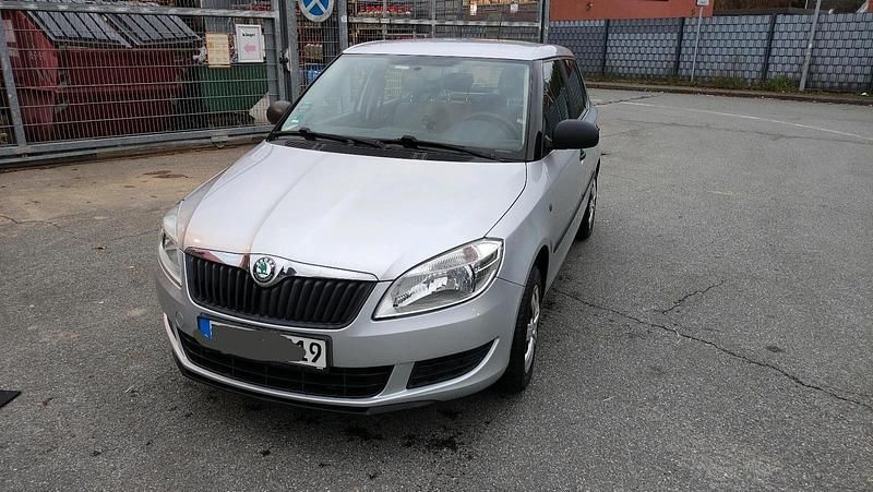 Silber Gebraucht 2011 Skoda Fabia Kleinwagen | 4.790 € (Etwas zu teuer) - Bild 1/4