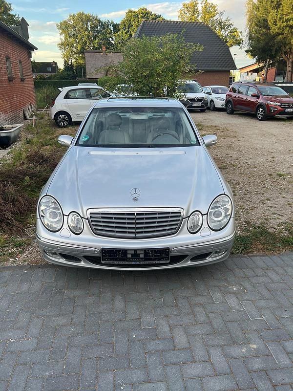 Second-hand Mercedes E200 163 CP (119 kW) 2003 Argintiu Berlinǎ