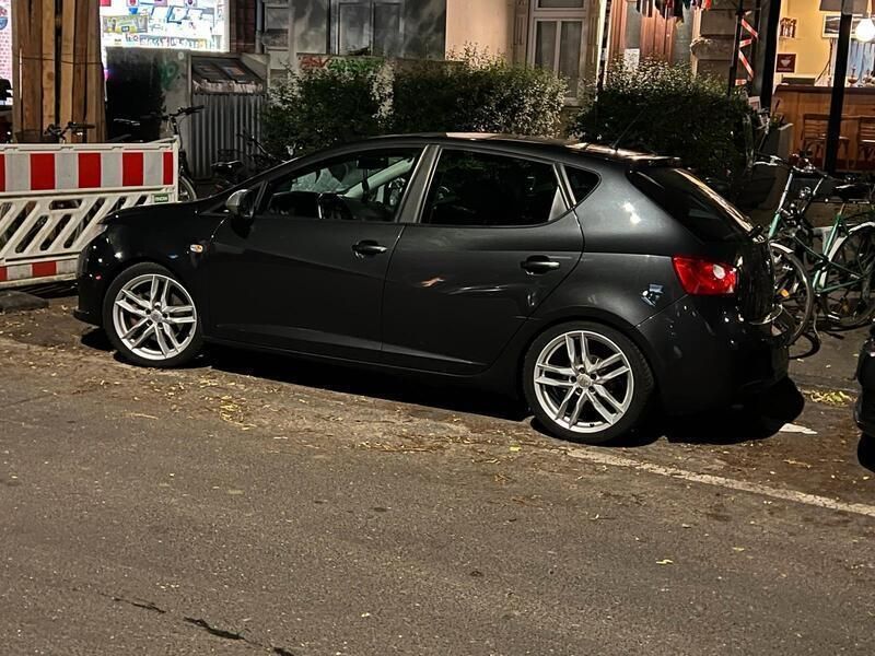 Grau Gebraucht 2010 Seat Ibiza ST Kombi | 6.000 € - Bild 1/2