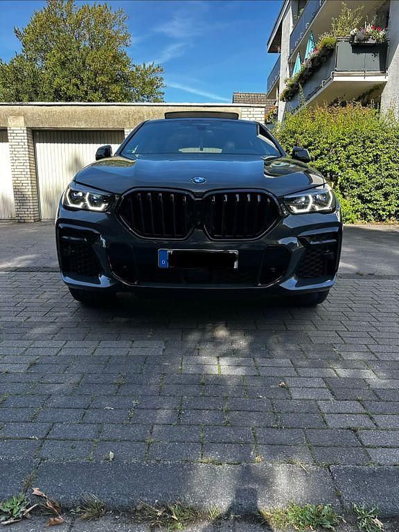 Grau Gebraucht 2022 BMW X6 M50 Efficient Dynamics SUV | 68.750 € (Etwas zu teuer) - Bild 1/4