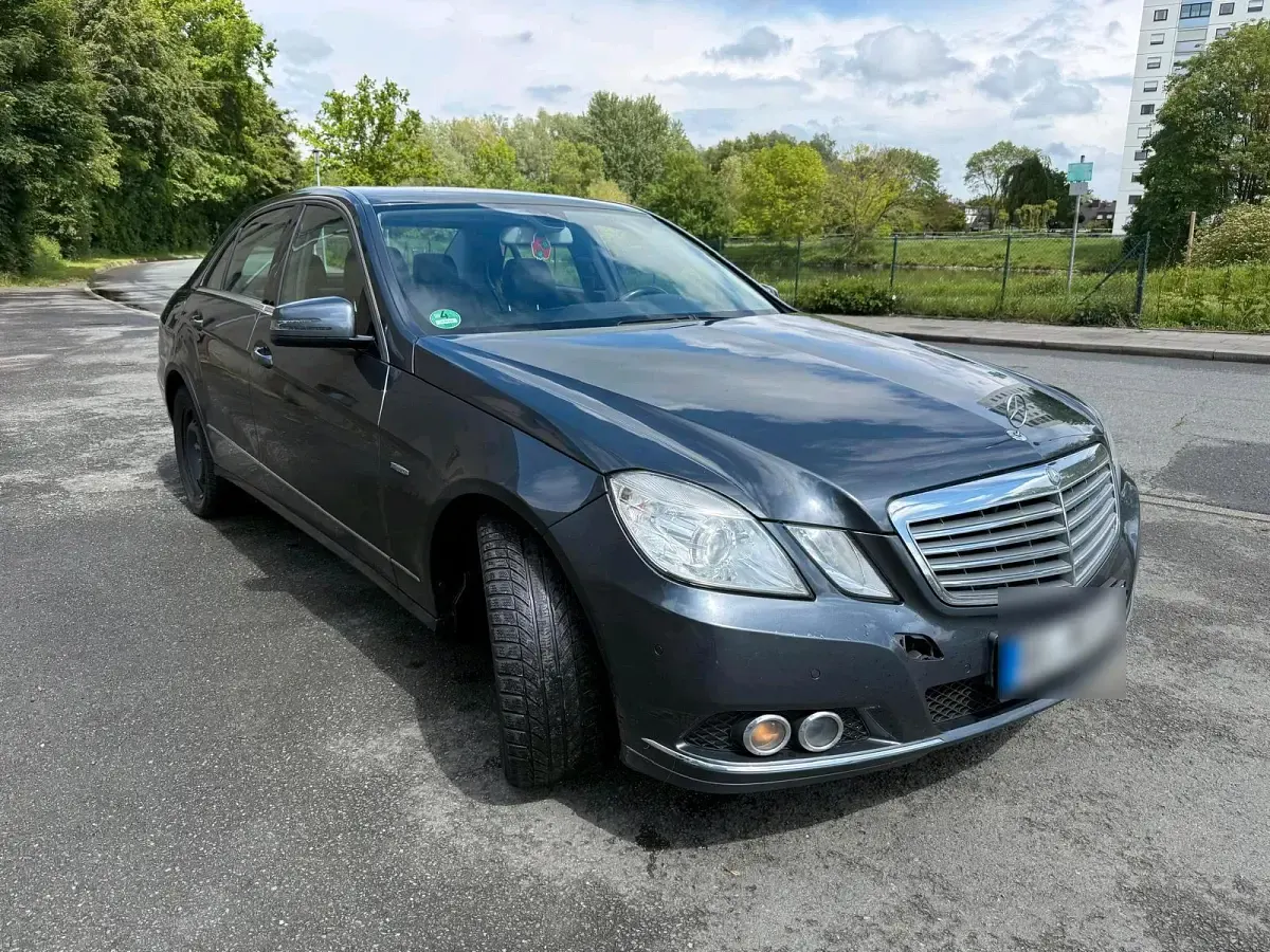 Gebraucht Mercedes E200 136 PS (100 kW) 2010 Blau Limousine