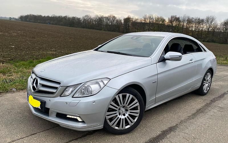 Grau Gebraucht 2009 Mercedes E350 Coupé | 6.200 € (Guter Preis) - Bild 1/4