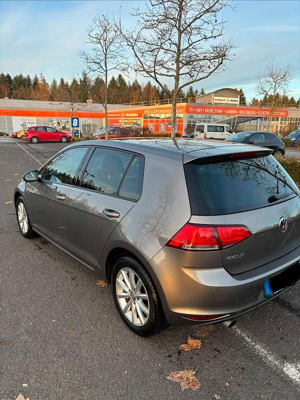 Gebraucht VW Golf VII 110 PS (80 kW) 2016 Gold Kleinwagen