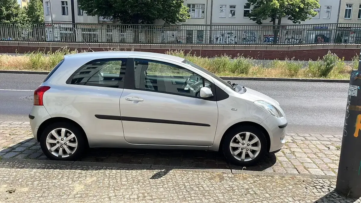 Gebraucht Toyota Yaris 87 PS (63 kW) 2007 Silber Kleinwagen