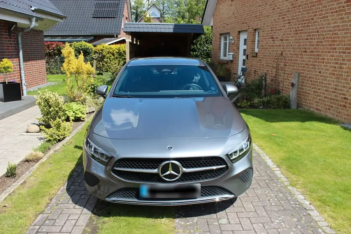 Gebraucht Mercedes A180 Progressive 136 PS (100 kW) 2023 Grau Limousine