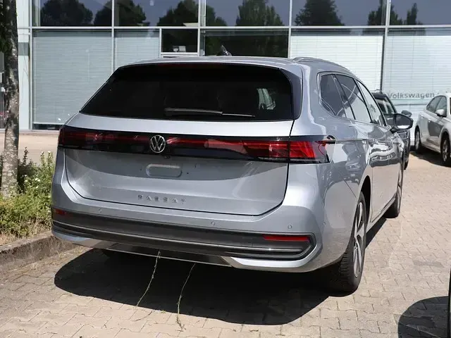 Gebraucht VW Passat Business 122 PS (89 kW) 2025 Oyster silver metallic Kombi