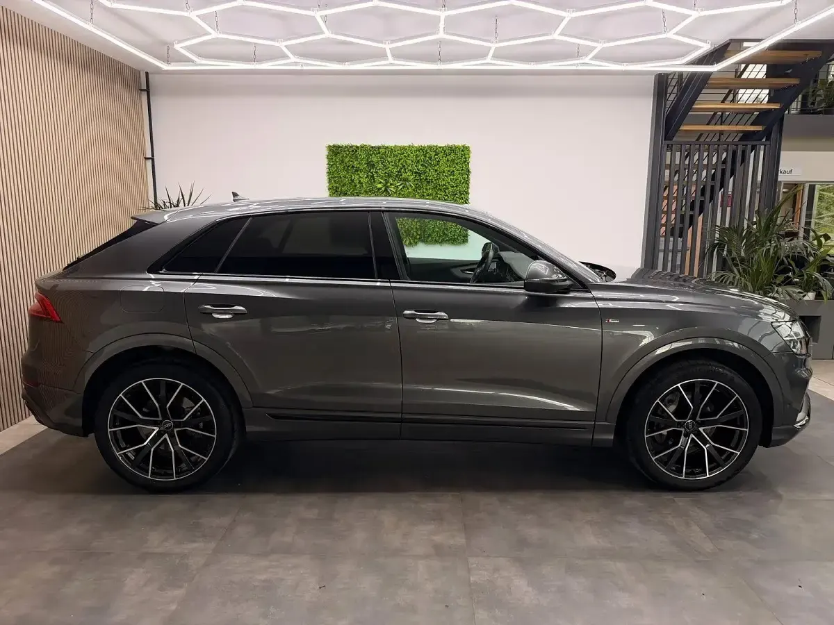 Gebraucht Audi Q8 S-Line 286 PS (210 kW) 2023 Grau SUV