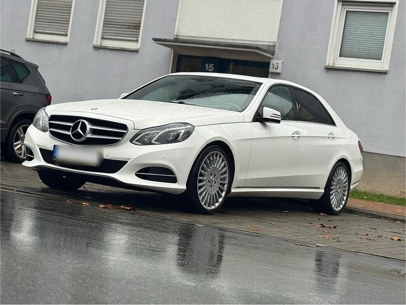 Weiß Gebraucht 2015 Mercedes E220 Avantgarde Limousine | 19.490 € - Bild 1/4