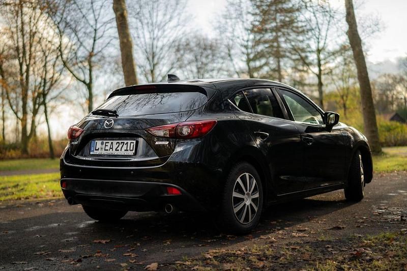 Schwarz Gebraucht 2015 Mazda 3 Center-Line Limousine | 12.400 € (Fairer Preis) - Bild 1/4