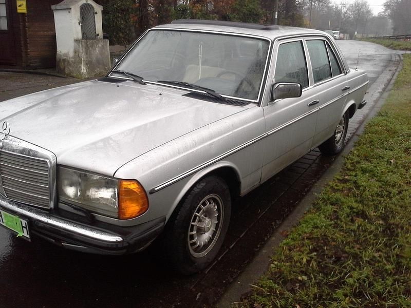 Gebraucht Mercedes E230 136 PS (100 kW) 1982 Silber Limousine