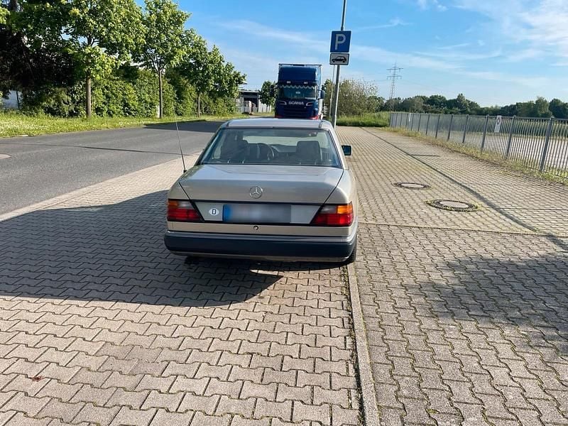 Gebraucht Mercedes E400 279 PS (205 kW) 1993 Andere farben Limousine