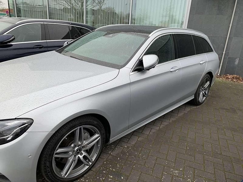 Grau Gebraucht 2018 Mercedes E220 AMG Kombi | 29.999 € (Fairer Preis) - Bild 1/4