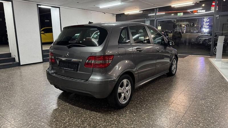 Gebraucht Mercedes B200 140 PS (102 kW) 2011 Grau Van / Kleinbus