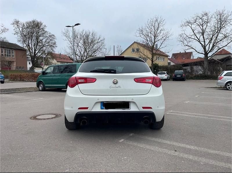 Weiß Gebraucht 2016 Alfa Romeo Giulietta Quadrifoglio Kleinwagen | 14.000 € (Fairer Preis) - Bild 1/4
