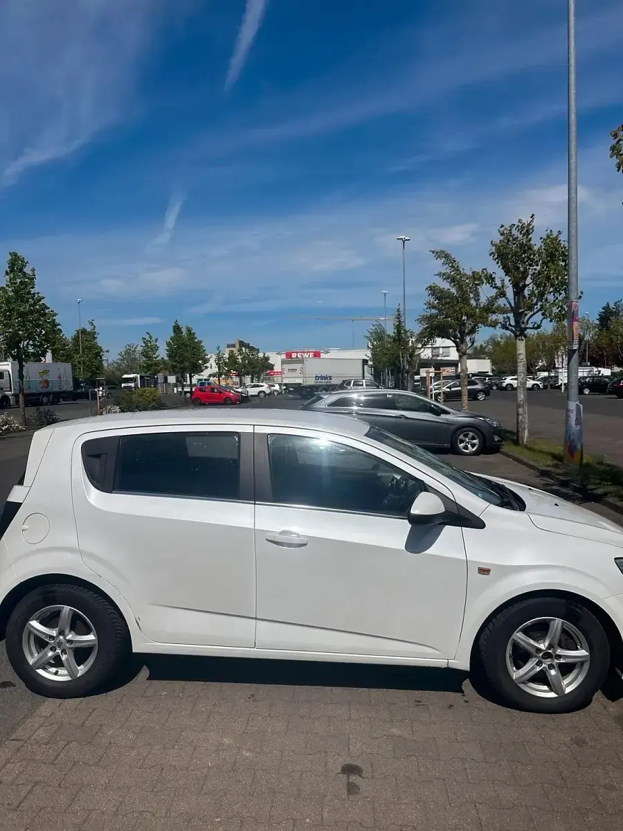 Gebraucht Chevrolet Aveo 95 PS (69 kW) 2013 Weiß Kleinwagen