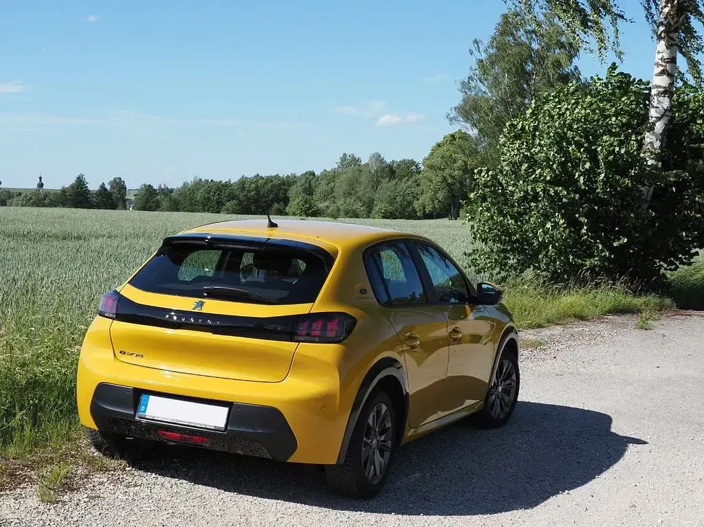 Gebraucht Peugeot e-208 Active 100 kW (136 PS) 2021 Gelb Kleinwagen
