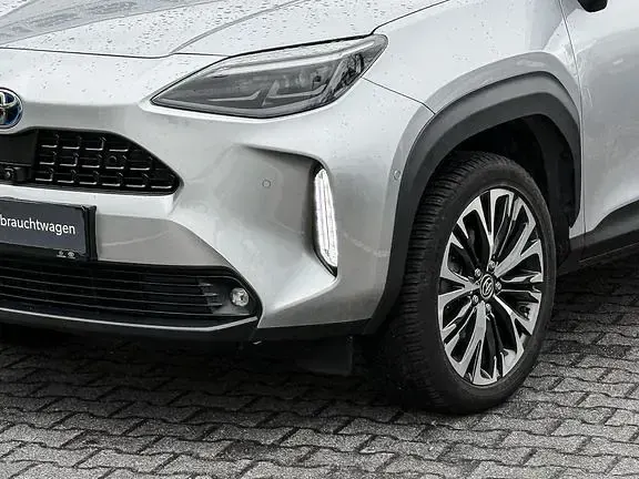 Gebraucht Toyota Yaris Elegant 116 PS (85 kW) 2021 Shimmering silver metallic Kleinwagen