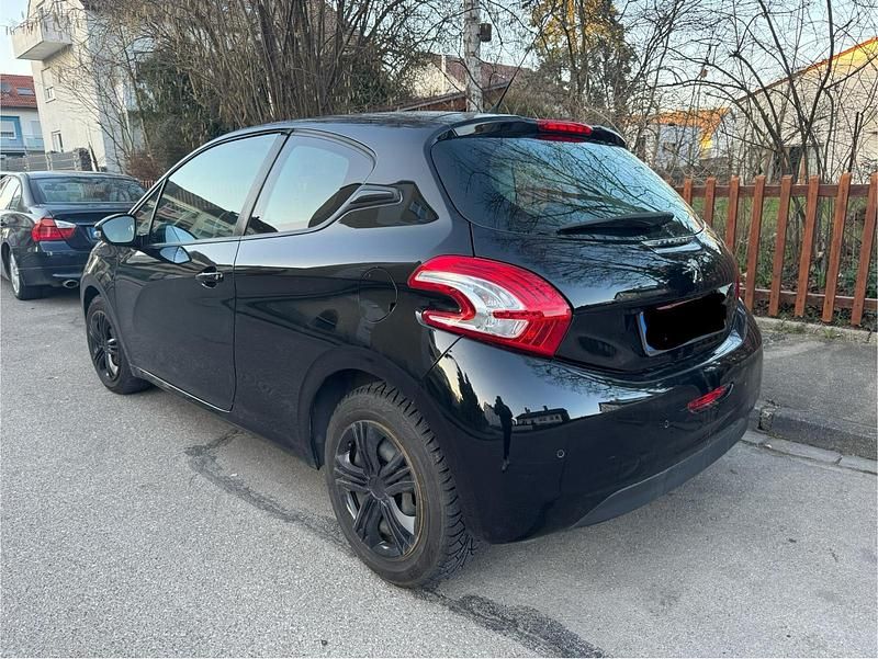 Gebraucht Peugeot 208 82 PS (60 kW) 2015 Schwarz Kleinwagen