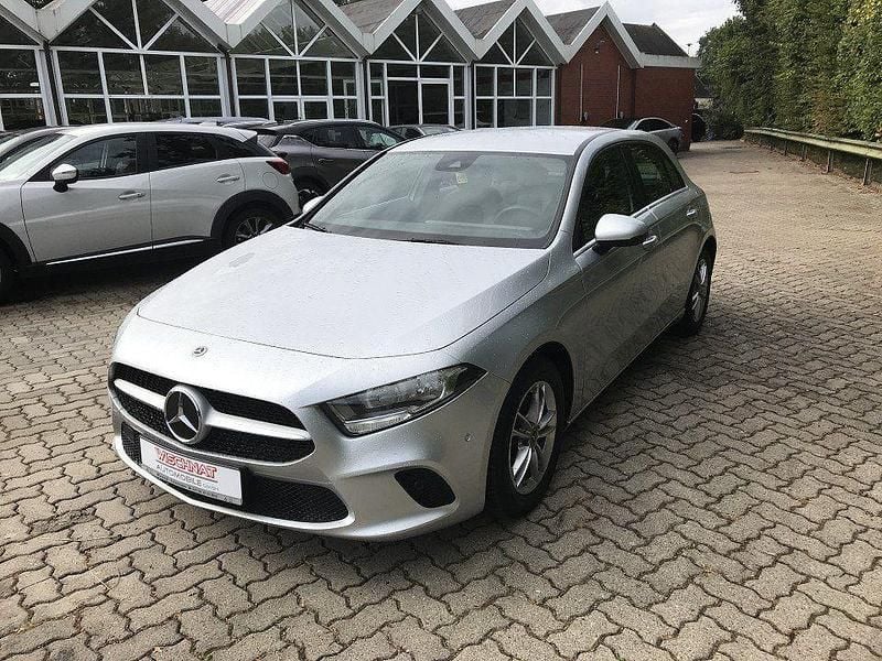 Gebraucht Mercedes A180 116 PS (85 kW) 2019 Silber Limousine