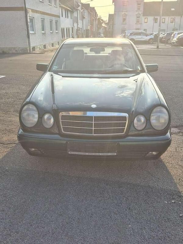 Grün Gebraucht 1996 Mercedes E200 Classic Limousine | 1.800 € (Superpreis) - Bild 1/4