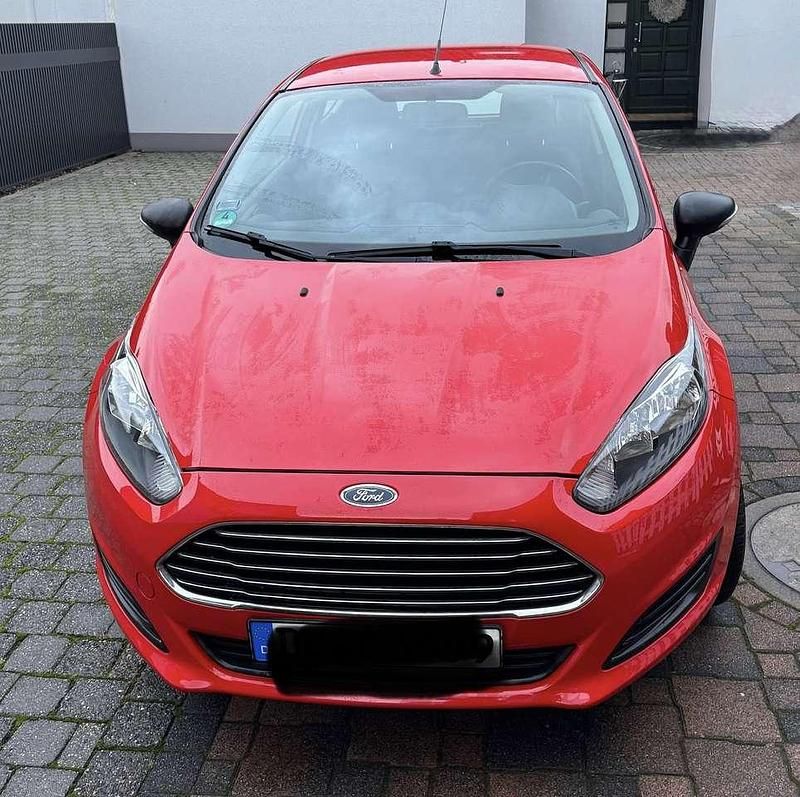 Rot Gebraucht 2015 Ford Fiesta Ambiente Kleinwagen | 4.459 € (Guter Preis) - Bild 1/4