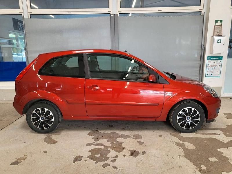 Gebraucht Ford Fiesta Style 60 PS (44 kW) 2007 Tango/dynamic red Kleinwagen