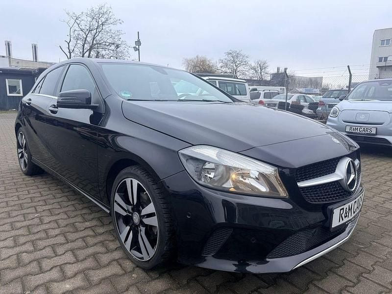 Schwarz (metallic) Gebraucht 2016 Mercedes A180 Urban Limousine | 11.590 € (Fairer Preis) - Bild 1/4