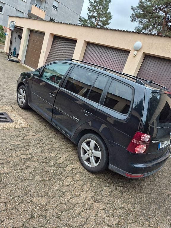 Schwarz Gebraucht 2009 VW Touran Trendline Van / Kleinbus | 4.000 € (Superpreis) - Bild 1/3