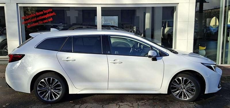 Schneeweiß Gebraucht 2024 Toyota Corolla Hybrid Team Kombi | 27.450 € (Fairer Preis) - Bild 1/4