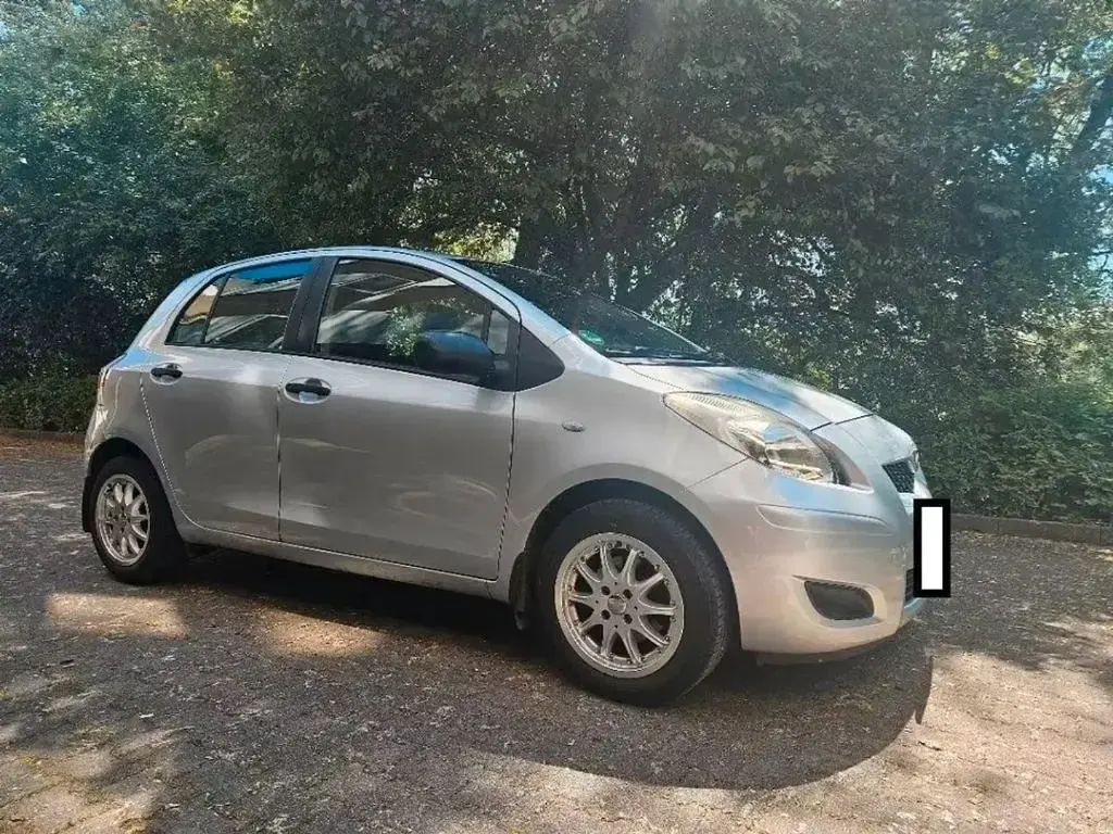 Gebraucht Toyota Yaris 101 PS (74 kW) 2011 Silber Kleinwagen