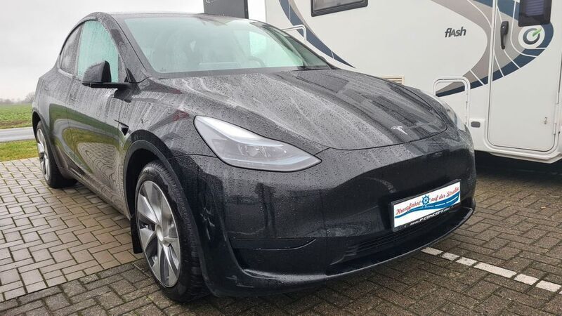Schwarz Gebraucht 2023 Tesla Model Y SUV | 38.490 € (Etwas zu teuer) - Bild 1/4